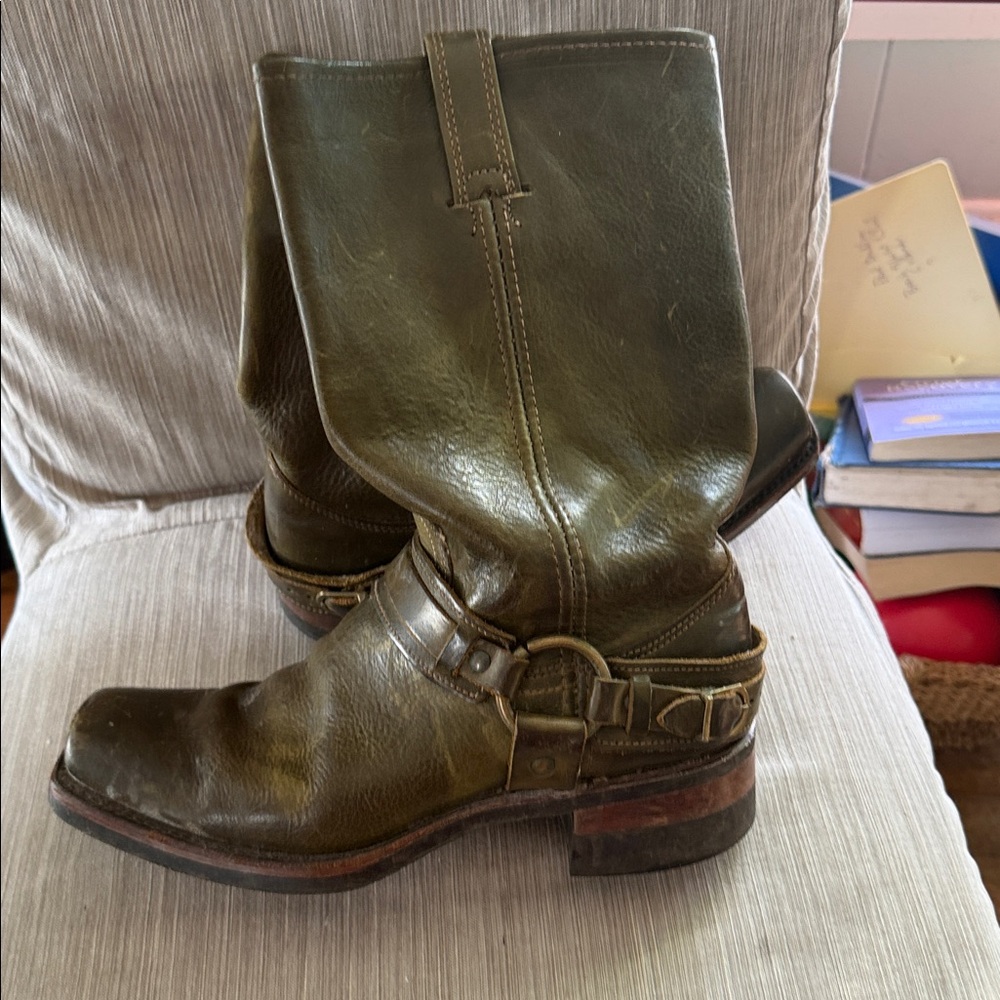 Women's Frye vintage  Olive Leather  Boots. - Picture 5 of 7